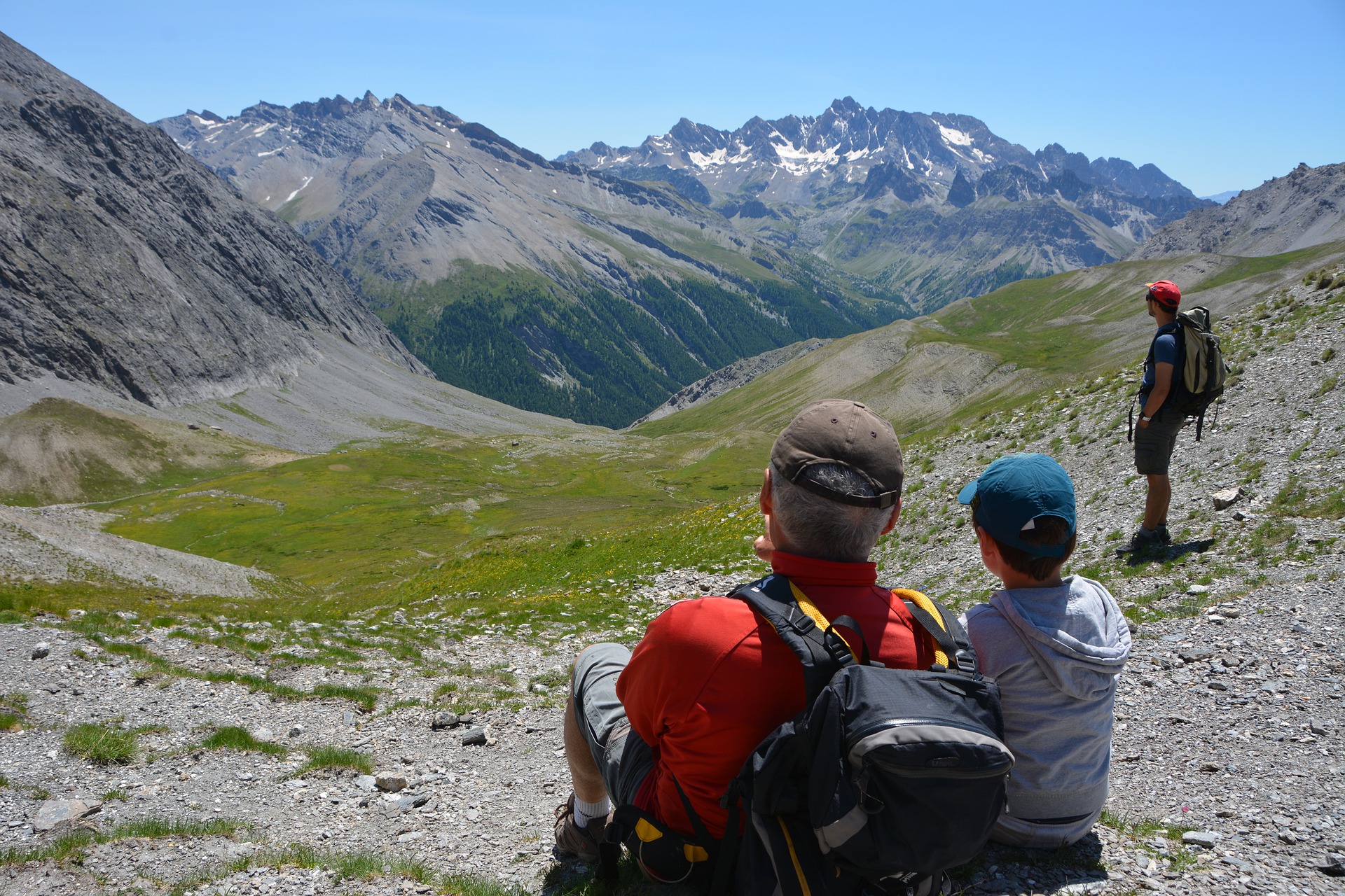 Des randonneurs faisant une pause dans une vallée