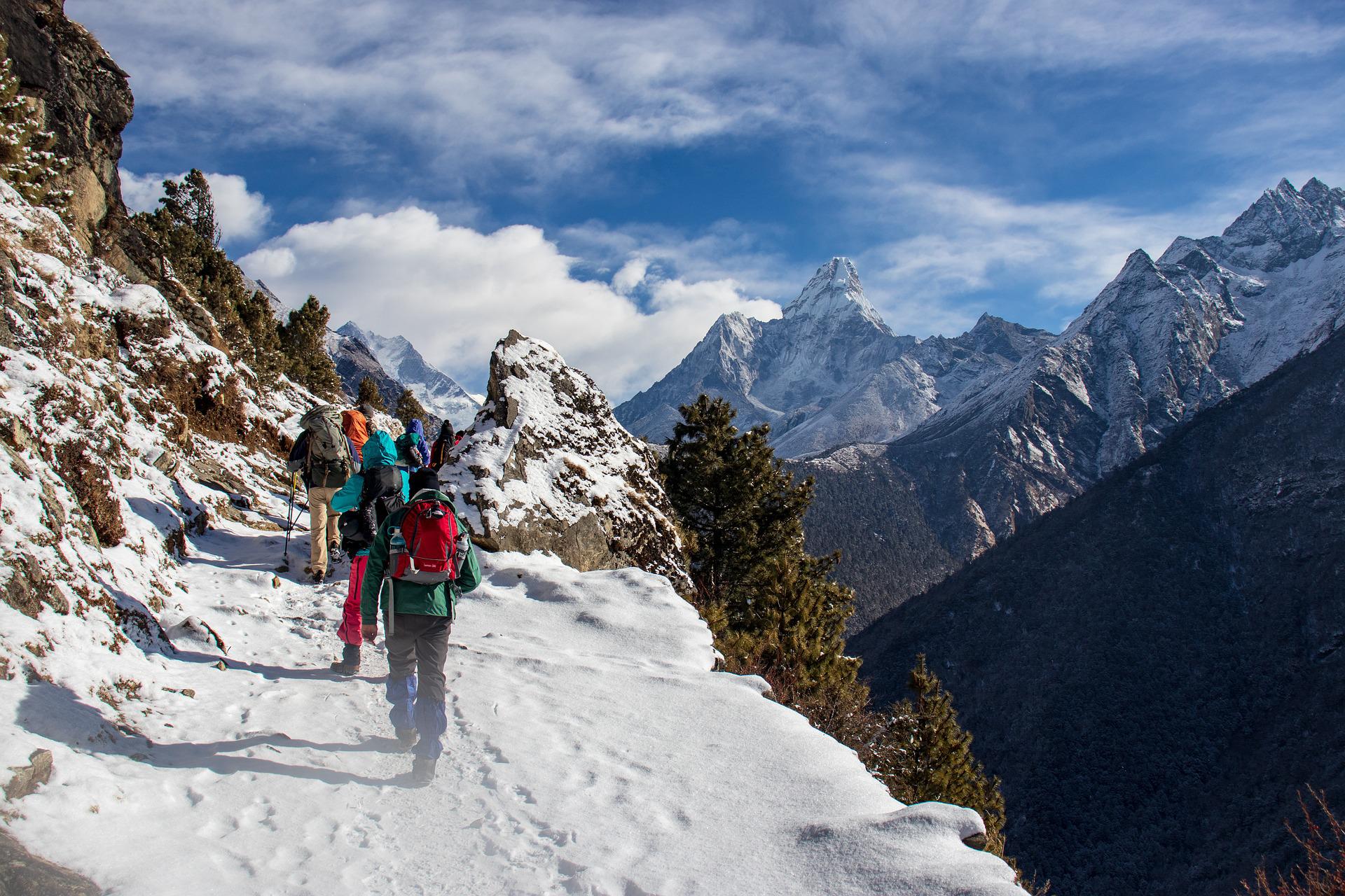 Trek dans les montagnes enneigées